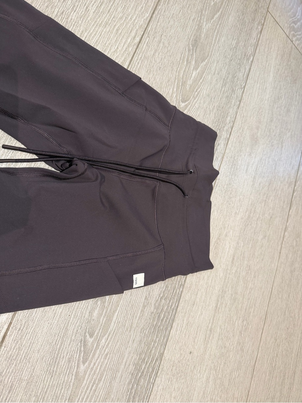 Vuori High-Waist Sangria Active Leggings with Drawstring - Picture 4 of 7